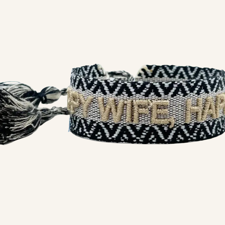 Bracciale in tessuto ricamato grigio e nero con scritta beige "HAPPY WIFE, HAPPY LIFE"
