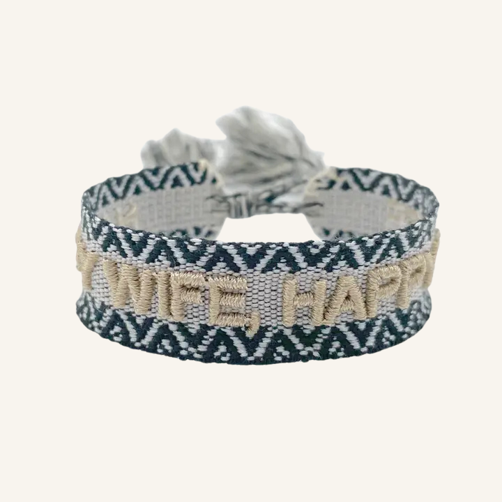 Bracciale in tessuto ricamato grigio e nero con scritta beige "HAPPY WIFE, HAPPY LIFE"