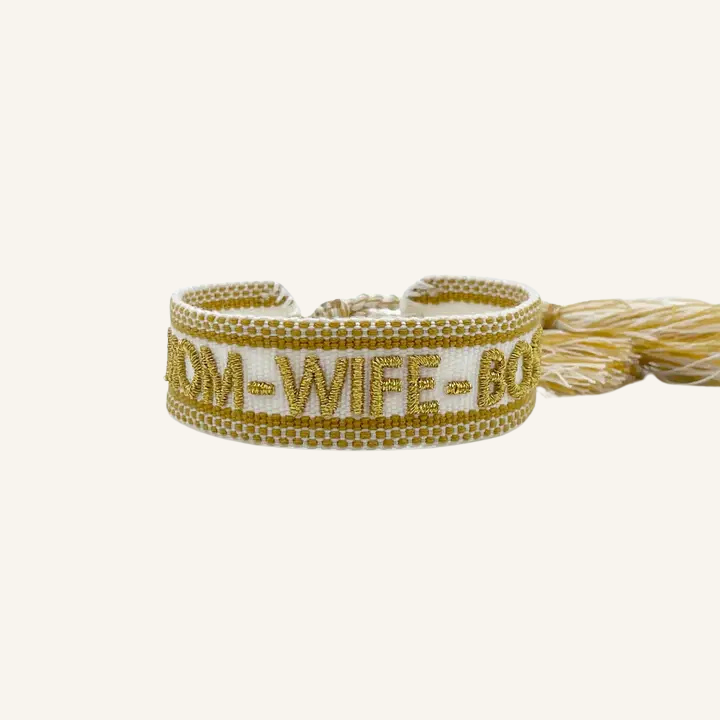 Bracciale in tessuto ricamato bianco e oro con scritta "MOM-WIFE-BOSS"
