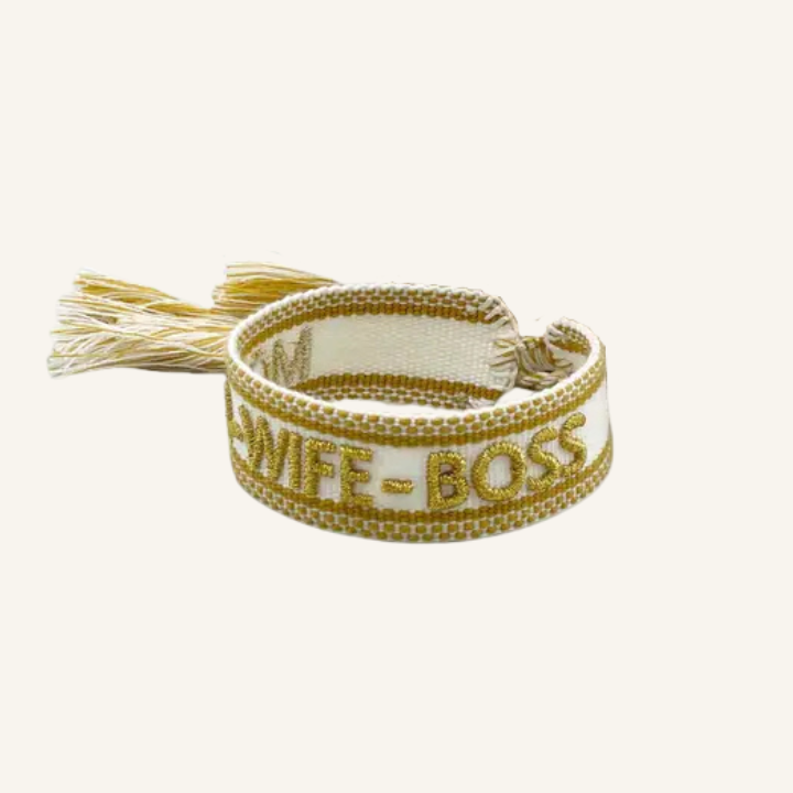 Bracciale in tessuto ricamato bianco e oro con scritta "MOM-WIFE-BOSS"