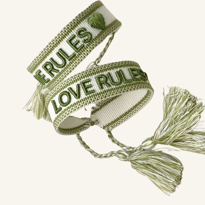 Bracciale in tessuto ricamato bianco e verde con scritta "LOVE RULES"