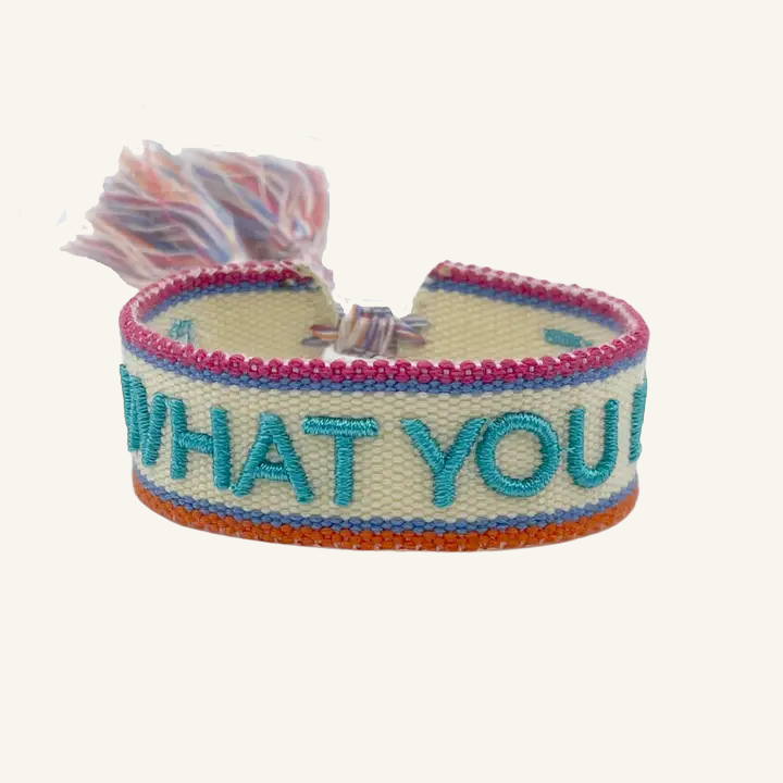 Bracciale in tessuto ricamato bianco azzurro e fucsia con scritta "DO WHAT YOU LOVE"