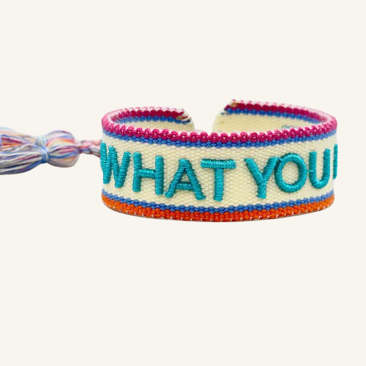 Bracciale in tessuto ricamato bianco azzurro e fucsia con scritta "DO WHAT YOU LOVE"