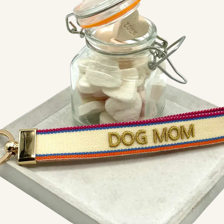 Portachiavi in tessuto intrecciato bianco, blu e arancione con scritta ricamata oro "DOG MOM"